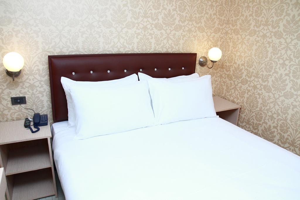 Harrys Suite Hotel Bangkok Exterior foto