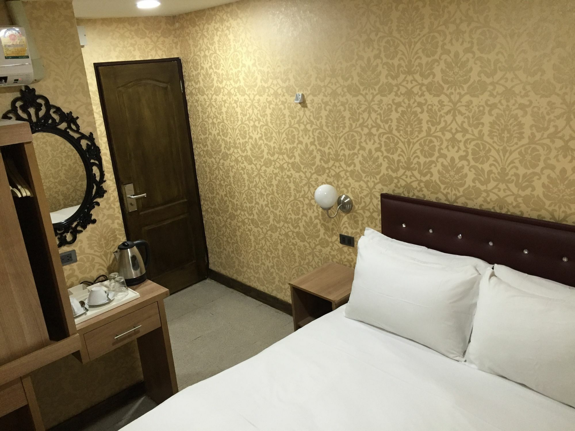 Harrys Suite Hotel Bangkok Exterior foto