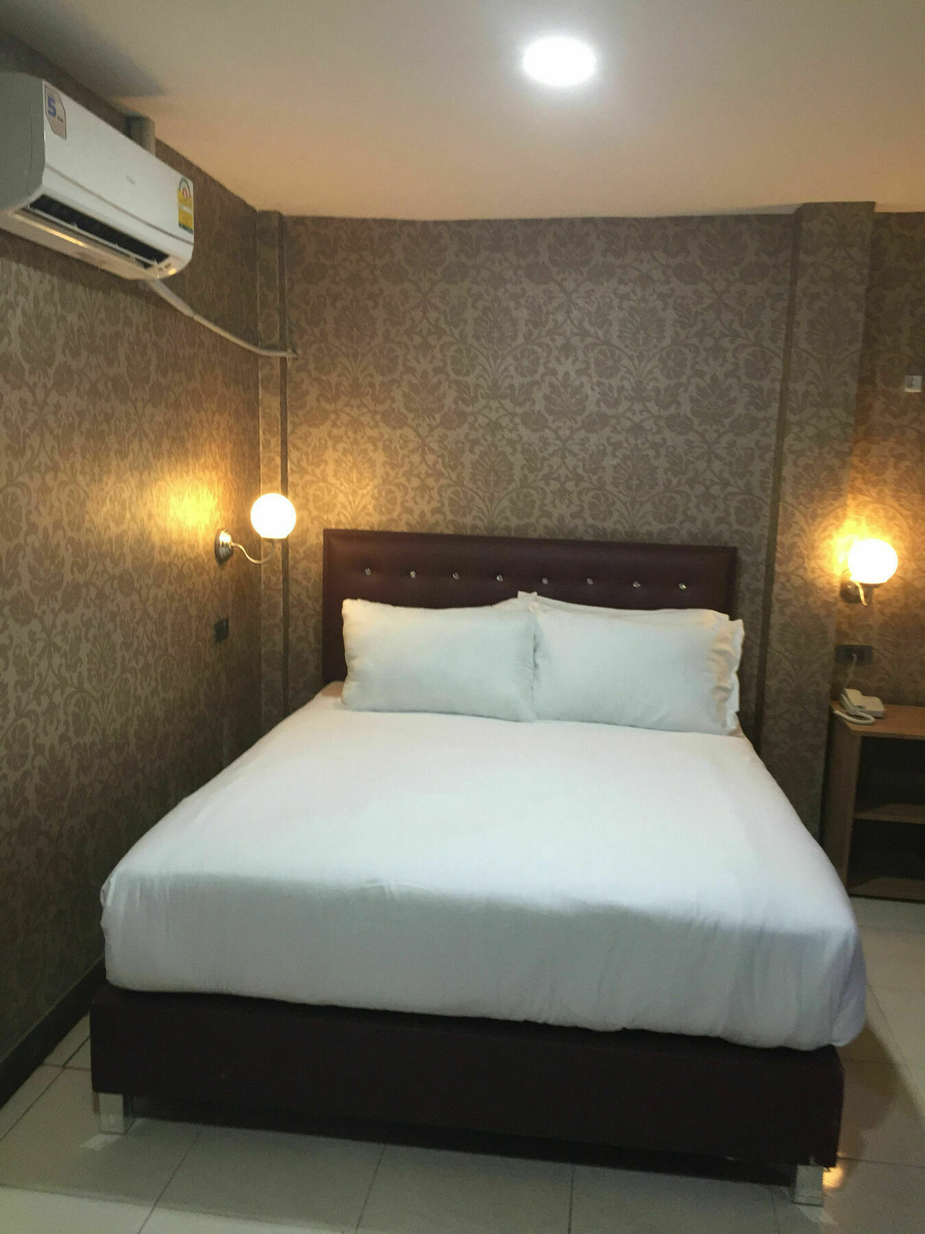 Harrys Suite Hotel Bangkok Exterior foto